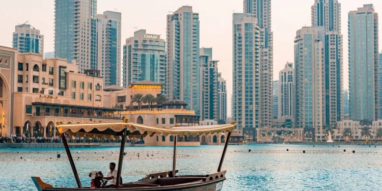 امارات یکی از ثروتمندترین کشورهای منطقه است.