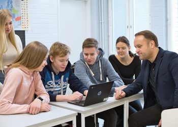 برگزاری دوره‌های زبان فنلاندی برای بزرگسالان در طرح ادغام فنلاند
