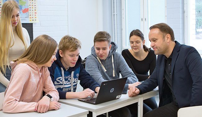 برگزاری دوره‌های زبان فنلاندی برای بزرگسالان در طرح ادغام فنلاند